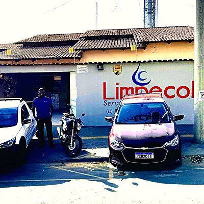 Supervisor da Limpecol na entrada da sede, ao lado dos veículos utilizados no atendimento aos contratos