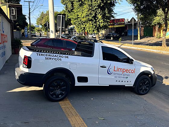 Caminhonete da Limpecol identificada com a marca, o serviço de terceirização e o telefone de contato, estacionada em Goiânia